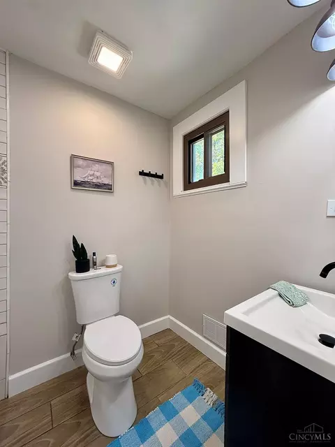 Bath - 1602 Rose Pl, Cincinnati, OH 45237 photo 2 of 8