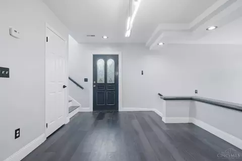 Entry Way - 39 Stillmeadow Dr, Cincinnati, OH 45245 photo 2 of 4