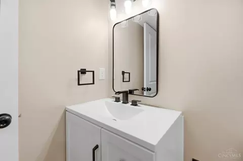 Bath - 1006 Harrogate Ct, Forest Park, OH 45240 photo 13 of 17