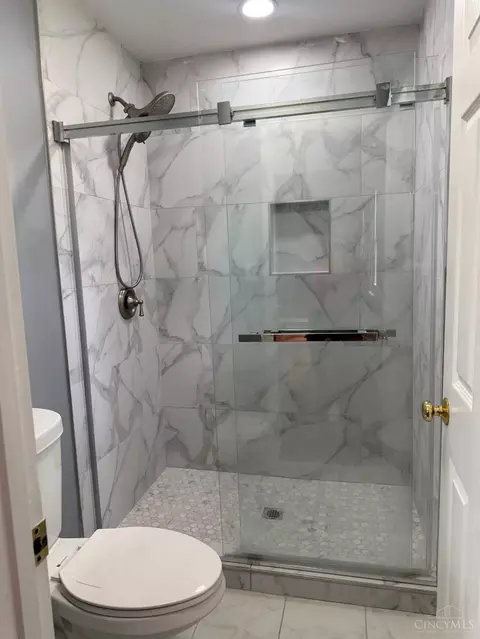 Bath - 8354 Shadowpoint Ct, Montgomery, OH 45242 photo 5 of 6