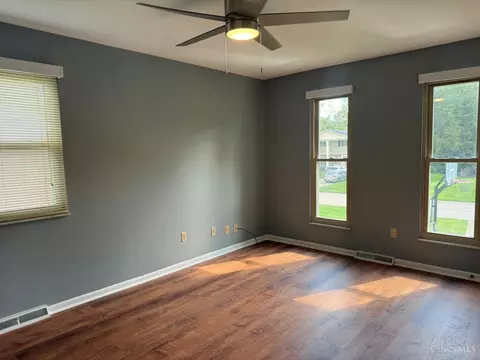 Living - 8354 Shadowpoint Ct, Montgomery, OH 45242 photo 3 of 10