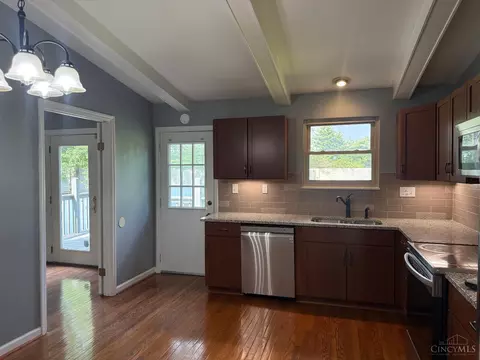 Kitchen - 8354 Shadowpoint Ct, Montgomery, OH 45242 photo 3 of 5