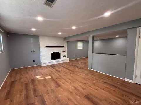 Living - 8354 Shadowpoint Ct, Montgomery, OH 45242 photo 5 of 10