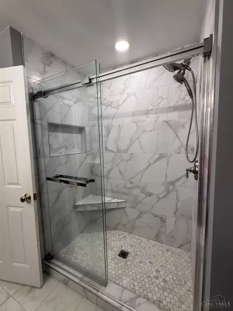 Bath - 8354 Shadowpoint Ct, Montgomery, OH 45242 photo 3 of 6