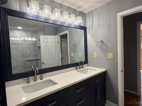 Bath - 8354 Shadowpoint Ct, Montgomery, OH 45242 photo 2 of 6
