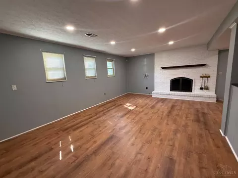 Living - 8354 Shadowpoint Ct, Montgomery, OH 45242 photo 4 of 10
