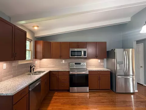 Kitchen - 8354 Shadowpoint Ct, Montgomery, OH 45242 photo 4 of 5