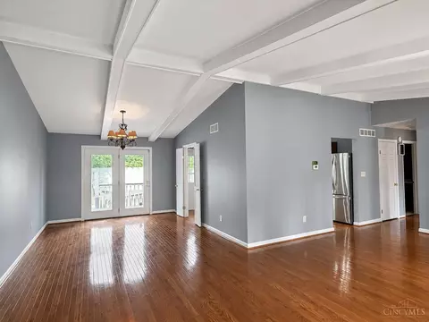 Living - 8354 Shadowpoint Ct, Montgomery, OH 45242 photo 8 of 10