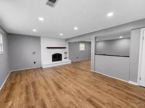 Living - 8354 Shadowpoint Ct, Montgomery, OH 45242 photo 6 of 10