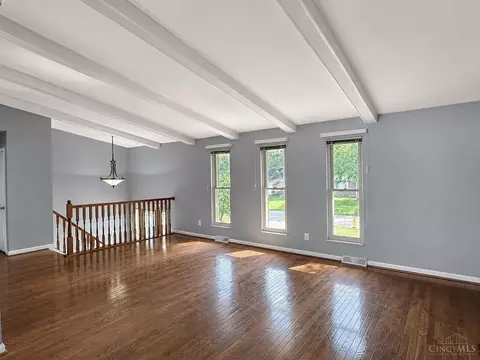Living - 8354 Shadowpoint Ct, Montgomery, OH 45242 photo 9 of 10