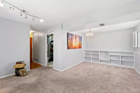 Living - 2220 Miles Rd, Cincinnati, OH 45231 photo 1 of 1