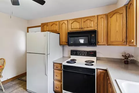 Kitchen - 10581 Chipstone Dr, Harrison, OH 45030 photo 4 of 5