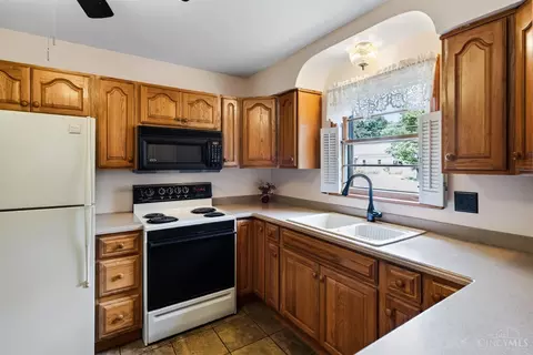 Kitchen - 10581 Chipstone Dr, Harrison, OH 45030 photo 2 of 5