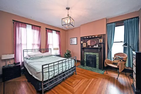 Bedroom - 2220 Eureka Ter, Cincinnati, OH 45219 photo 1 of 7