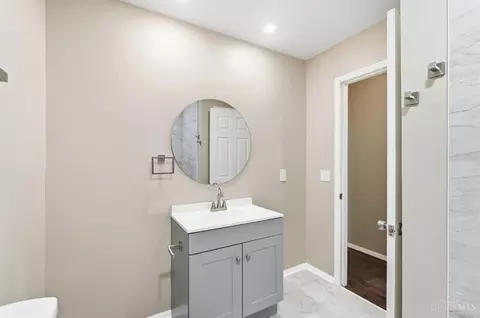 Bath - 8929 Cavalier Dr, Cincinnati, OH 45231 photo 5 of 8