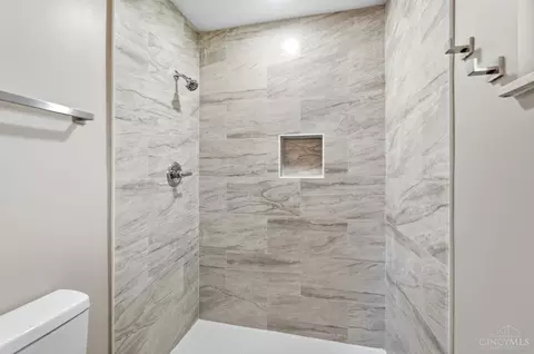 Bath - 8929 Cavalier Dr, Cincinnati, OH 45231 photo 3 of 8