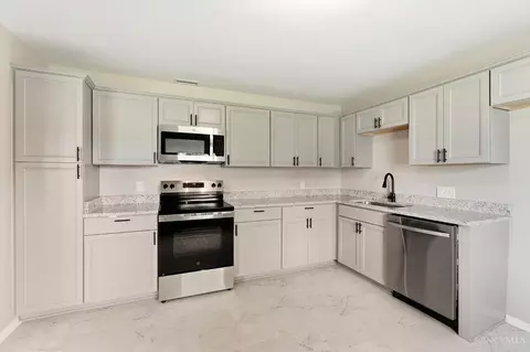 Kitchen - 8929 Cavalier Dr, Cincinnati, OH 45231 photo 3 of 4