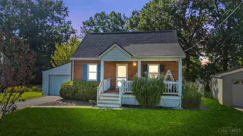 54 Gambier Cir, Greenhills, OH 45218