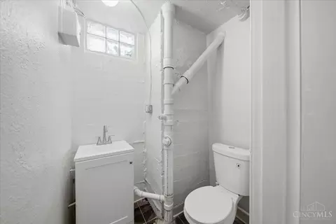 Bath - 7300 Brookcrest Dr, Cincinnati, OH 45237 photo 6 of 6