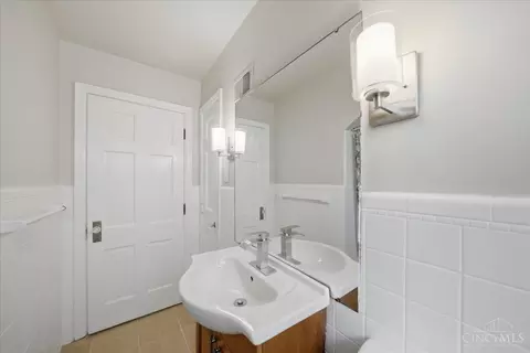 Bath - 7300 Brookcrest Dr, Cincinnati, OH 45237 photo 2 of 6