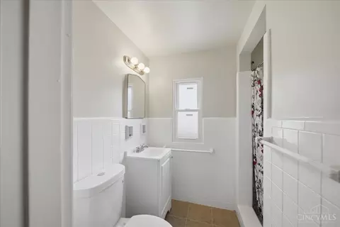 Bath - 7300 Brookcrest Dr, Cincinnati, OH 45237 photo 3 of 6