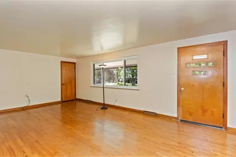 Living - 812 Diane Dr, Cincinnati, OH 45245 photo 3 of 5
