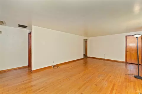 Living - 812 Diane Dr, Cincinnati, OH 45245 photo 2 of 5