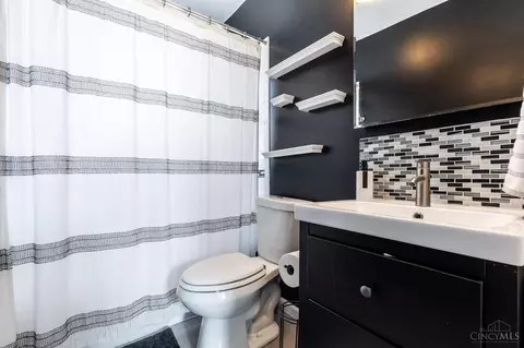 Bath - 717 Hand Ave, Cincinnati, OH 45232 photo 1 of 1