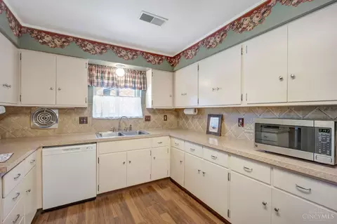 Kitchen - 5195 Deeridge Ln, Cincinnati, OH 45247 photo 2 of 3