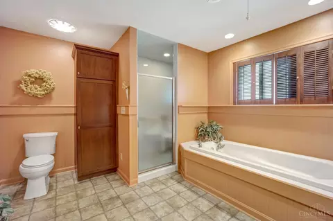 Bath - 5195 Deeridge Ln, Cincinnati, OH 45247 photo 3 of 3
