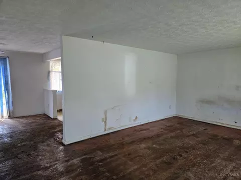 Living - 619 Wilfert Dr, Cincinnati, OH 45245 photo 2 of 3