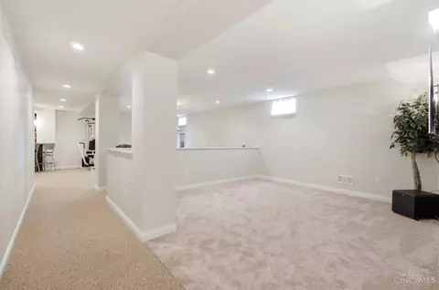 Entry Way - 655 Hyacinth Rd, Cincinnati, OH 45245 photo 4 of 6