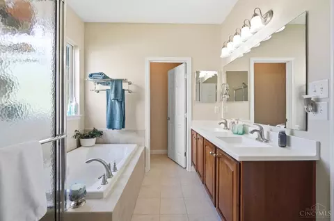 Bath - 655 Hyacinth Rd, Cincinnati, OH 45245 photo 1 of 10