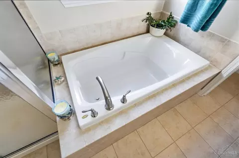Bath - 655 Hyacinth Rd, Cincinnati, OH 45245 photo 3 of 10