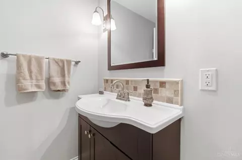 Bath - 655 Hyacinth Rd, Cincinnati, OH 45245 photo 8 of 10