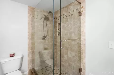 Bath - 655 Hyacinth Rd, Cincinnati, OH 45245 photo 9 of 10
