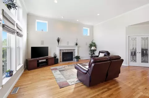 Living - 655 Hyacinth Rd, Cincinnati, OH 45245 photo 2 of 3