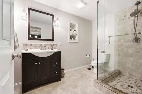Bath - 655 Hyacinth Rd, Cincinnati, OH 45245 photo 7 of 10
