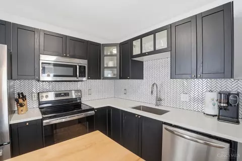 Kitchen - 2580 Riverside Dr, Cincinnati, OH 45202 photo 3 of 8