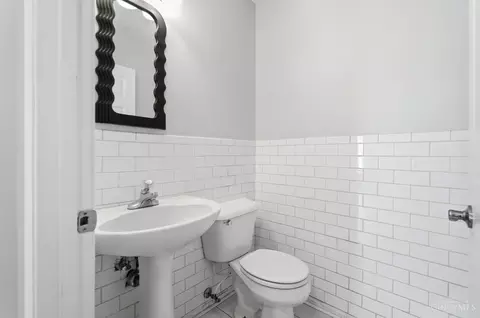 Bath - 2580 Riverside Dr, Cincinnati, OH 45202 photo 1 of 4