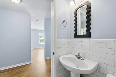 Bath - 2580 Riverside Dr, Cincinnati, OH 45202 photo 2 of 4