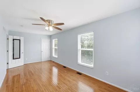 Bedroom - 2580 Riverside Dr, Cincinnati, OH 45202 photo 2 of 3