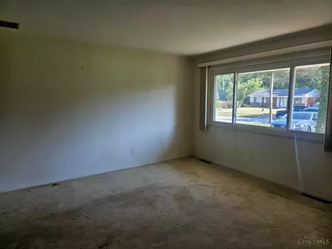Living - 768 Crowden Dr, Cincinnati, OH 45224 photo 2 of 4