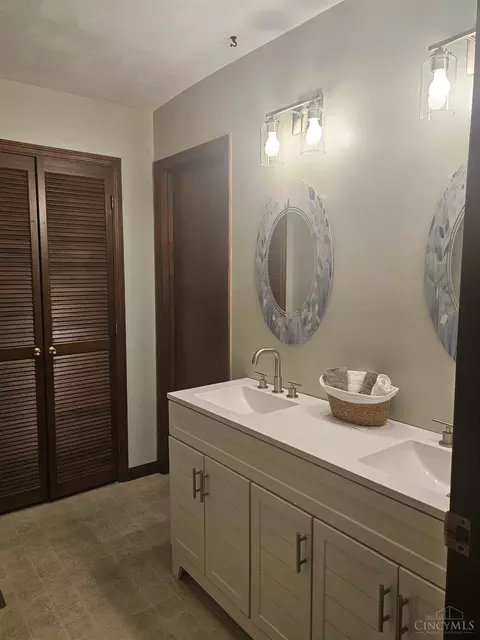 Bath - 619 Shultz Dr, Hamilton, OH 45013 photo 1 of 5