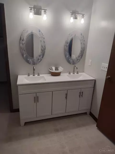 Bath - 619 Shultz Dr, Hamilton, OH 45013 photo 2 of 5