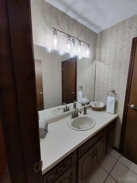 Bath - 619 Shultz Dr, Hamilton, OH 45013 photo 4 of 5
