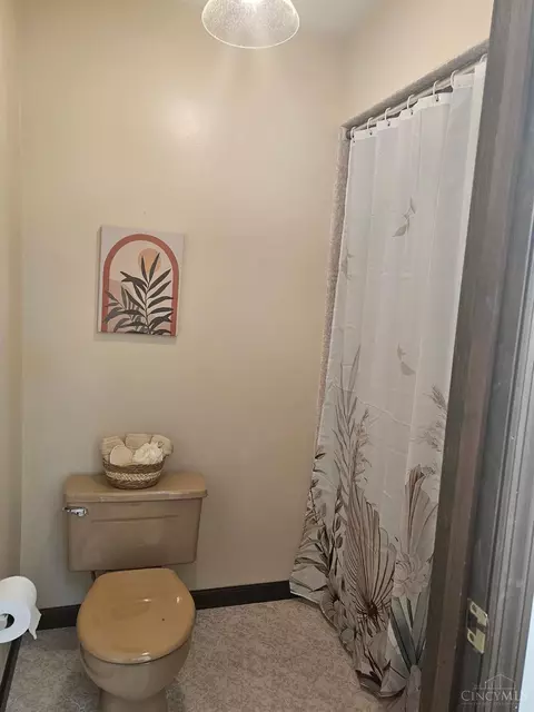 Bath - 619 Shultz Dr, Hamilton, OH 45013 photo 3 of 5