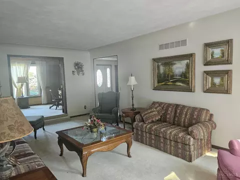 Living - 619 Shultz Dr, Hamilton, OH 45013 photo 2 of 5