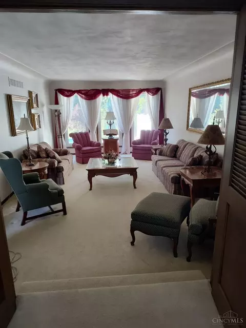 Living - 619 Shultz Dr, Hamilton, OH 45013 photo 3 of 5