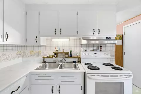 Kitchen - 3115 Urwiler Ave, Cincinnati, OH 45211 photo 2 of 4